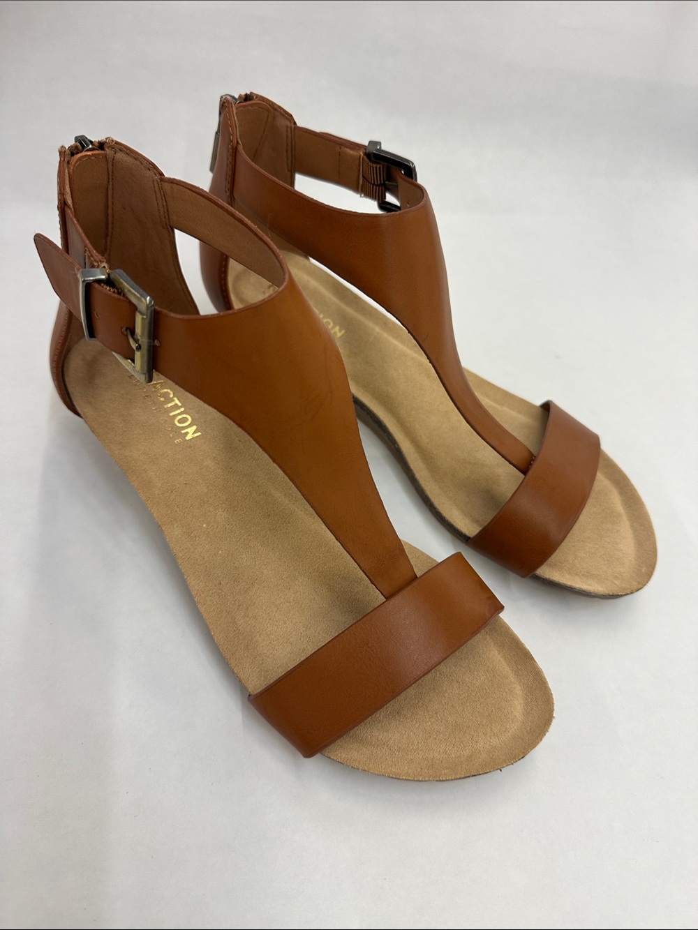 New Kenneth Cole Reaction Women's Cognac Leather T-Strap Sandals Great Gal 5.5